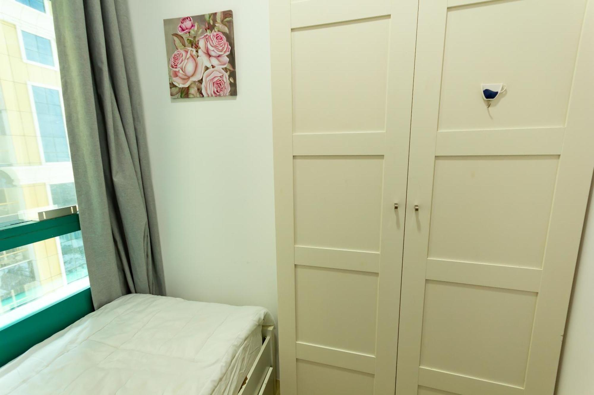 Nice Single Rooms For "Girls" Only In Dubai, Marina Luaran gambar